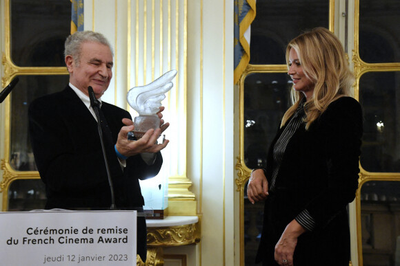 Virginie Efira et Serge Toubiana, président de Unifrance - Virginie Efira reçoit le French Cinema Award lors d'une cérémonie au ministère de La Culture à Paris le 12 janvier 2023. © Giancarlo Gorassini / Bestimage 