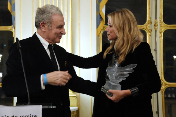 Virginie Efira et Serge Toubiana, président de Unifrance - Virginie Efira reçoit le French Cinema Award lors d'une cérémonie au ministère de La Culture à Paris le 12 janvier 2023. © Giancarlo Gorassini / Bestimage 