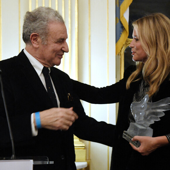 Virginie Efira et Serge Toubiana, président de Unifrance - Virginie Efira reçoit le French Cinema Award lors d'une cérémonie au ministère de La Culture à Paris le 12 janvier 2023. © Giancarlo Gorassini / Bestimage 