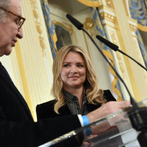 Virginie Efira et Serge Toubiana, président de Unifrance - Virginie Efira reçoit le French Cinema Award lors d'une cérémonie au ministère de La Culture à Paris le 12 janvier 2023. © Giancarlo Gorassini / Bestimage 