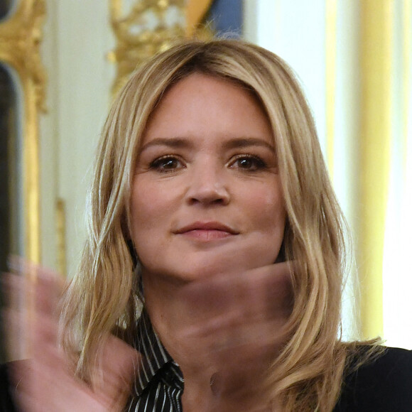 Virginie Efira - Virginie Efira reçoit le French Cinema Award lors d'une cérémonie au ministère de La Culture à Paris le 12 janvier 2023. © Giancarlo Gorassini / Bestimage 