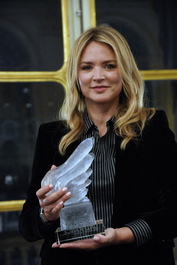 Virginie Efira - Virginie Efira reçoit le French Cinema Award lors d'une cérémonie au ministère de La Culture à Paris le 12 janvier 2023. © Giancarlo Gorassini / Bestimage 