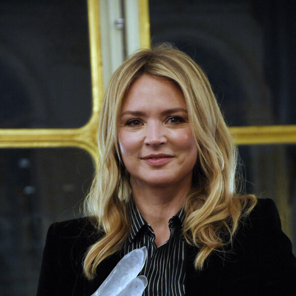 Virginie Efira - Virginie Efira reçoit le French Cinema Award lors d'une cérémonie au ministère de La Culture à Paris le 12 janvier 2023. © Giancarlo Gorassini / Bestimage 