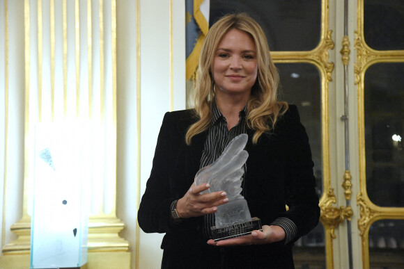 Virginie Efira - Virginie Efira reçoit le French Cinema Award lors d'une cérémonie au ministère de La Culture à Paris le 12 janvier 2023. © Giancarlo Gorassini / Bestimage 