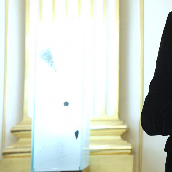 Virginie Efira - Virginie Efira reçoit le French Cinema Award lors d'une cérémonie au ministère de La Culture à Paris le 12 janvier 2023. © Giancarlo Gorassini / Bestimage 