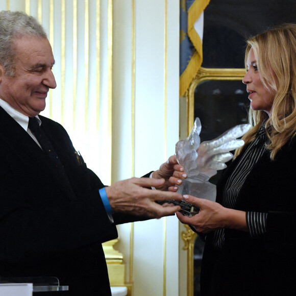 Virginie Efira et Serge Toubiana, président de Unifrance - Virginie Efira reçoit le French Cinema Award lors d'une cérémonie au ministère de La Culture à Paris le 12 janvier 2023. © Giancarlo Gorassini / Bestimage 