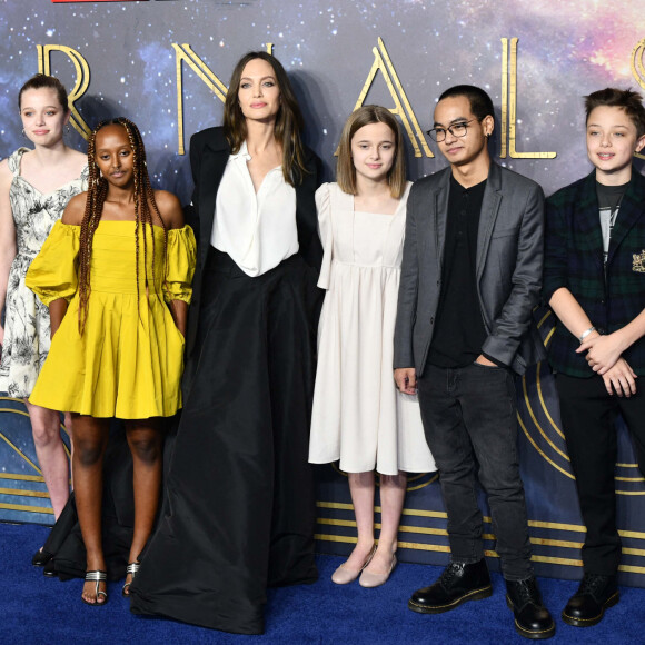 Angelina Jolie et ses enfants : Shiloh, Zahara, Vivienne, Knox et Maddox au photocall de la projection du film Eternals (Les Eternels) au BFI Imax à Londres le 27 octobre 2021. 