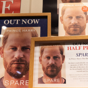 Illustrations de la mise en place pour la sortie du livre du prince Harry "Spare" (Le Suppléant) dans une librairie de Twickenham à Londres le 10 janvier 2023. 