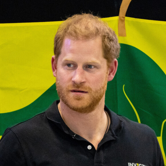 Le prince Harry assiste aux épreuves de natation, au 5ème jour des Invictus Games 2020 à La Haye, le 19 avril 2022. 