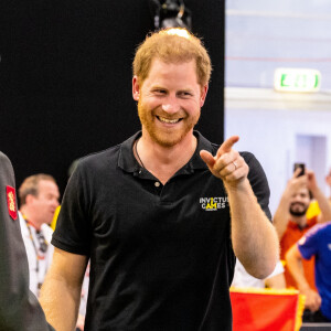 Le prince Harry assiste aux épreuves de natation, au 5ème jour des Invictus Games 2020 à La Haye, le 19 avril 2022. 