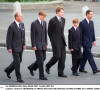 Le prince Philip, le prince William, Charles Spencer, le prince Harry et le prince Charles marchent derrière le cercueil de Diana en 1997. 
