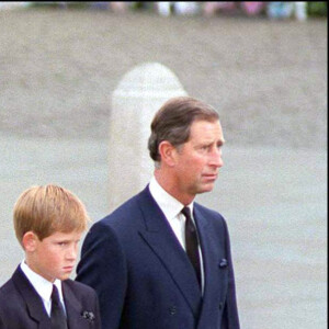 Le prince Philip, le prince William, Charles Spencer, le prince Harry et le prince Charles marchent derrière le cercueil de Diana en 1997. 