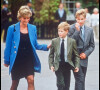 Lady Diana d'Angleterre et ses fils les princes Harry et William à la sortie d'Eton College en 1995. 