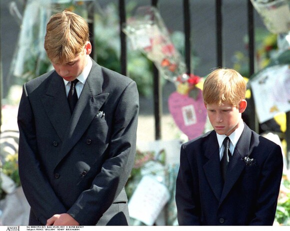 Le prince William et le prince Harry à Buckingham Palace pour les funérailles de Diana en 1997