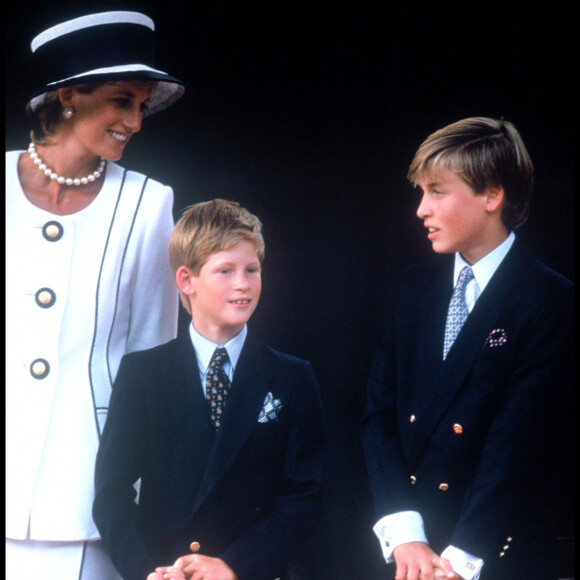 La princesse Diana et ses fils le prince Harry et le prince William à Londres pour le 50ème anniversaire de la victoire des Alliés en 1995. 
