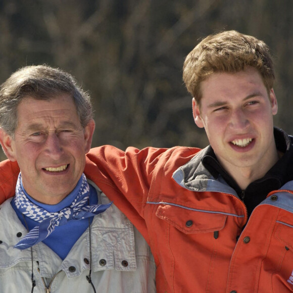 Le prince Charles, prince de Galles devenu l le roi Charles III d'Angleterre avec ses fils William et Harry en Suisse en 2002.