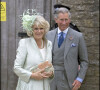 Camilla Parker Bowles et le prince Charles - Mariage de Laura Parker Bowles et Harry Lopes à l'église Cyriac de Lalock