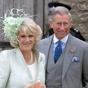 Camilla Parker Bowles et le prince Charles - Mariage de Laura Parker Bowles et Harry Lopes à l'église Cyriac de Lalock