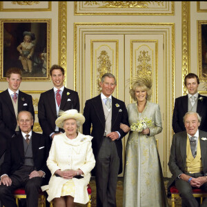 Photo officielle du mariage du prince Charles et de Camilla Parker Bowles entourés de la famille le 9 avril 2005