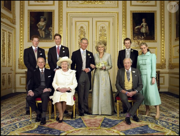Photo officielle du mariage du prince Charles et de Camilla Parker Bowles entourés de la famille le 9 avril 2005