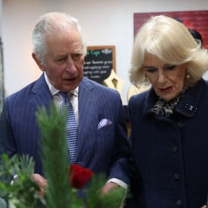 Le roi Charles III d'Angleterre et Camilla Parker Bowles, reine consort d'Angleterre, visitent la banque alimentaire "London's Community Kitchen" à Harrow dans la banlieue de Londres, le 15 décembre 2022. A cette occasion, le couple royal a rencontré des étudiants et des bénévoles et a visité les installations, y compris le marché des surplus alimentaires, l'école de cuisine et le Kind Cafe. 