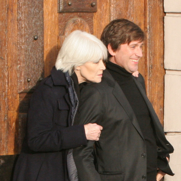 Exclusif - Françoise Hardy et son fils Thomas Dutronc se baladent le long des quais de l'Île Saint-Louis à Paris, France, le 2 novembre 2016. Françoise Hardy se dévoile dans "Un cadeau du ciel", son dernier livre aux Éditions des Équateur dans lequel elle revient sur son hospitalisation en mars dernier (15) pour son lymphome, en librairie, le 3 novembre.