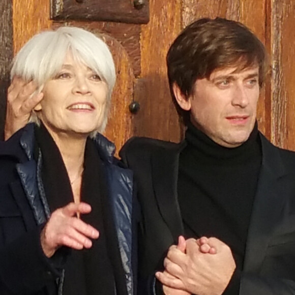 Exclusif - Françoise Hardy et son fils Thomas Dutronc se baladent le long des quais de l'Île Saint-Louis à Paris, France. Françoise Hardy se dévoile dans "Un cadeau du ciel", son dernier livre aux Éditions des Équateur dans lequel elle revient sur son hospitalisation en mars dernier (15) pour son lymphome, en librairie.