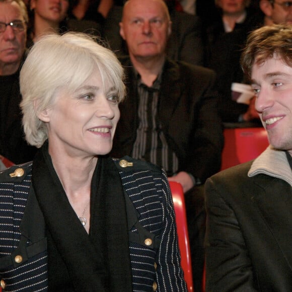 En France, à Paris, lors des 20ème victoire de la musique 2005 au Zénith, Françoise Hardy et son fils Thomas Dutronc le 5 mars 2005