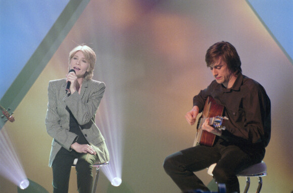 Archives - En France, à Paris, sur le plateau de l'émission "MTV'S French Link", Françoise Hardy accompagnée à la guitare par son fils Thomas Dutronc