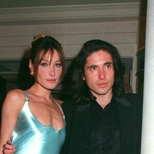 Carla Bruni et Arno Klarsfeld au défilé de mode haute couture printemps/été en 1995.
