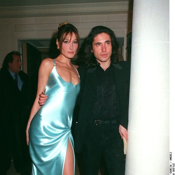 Carla Bruni et Arno Klarsfeld au défilé de mode haute couture printemps/été en 1995.