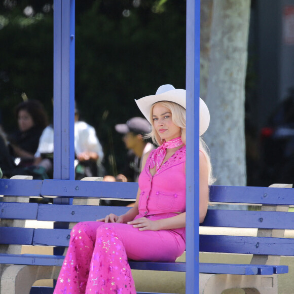 Ryan Gosling et Margot Robbie rejoints par son mari Tom Ackerley sur le tournage de "Barbie", le jour du 32 ème anniversaire de l'actrice à Los Angeles, le 2 juillet 2022. 