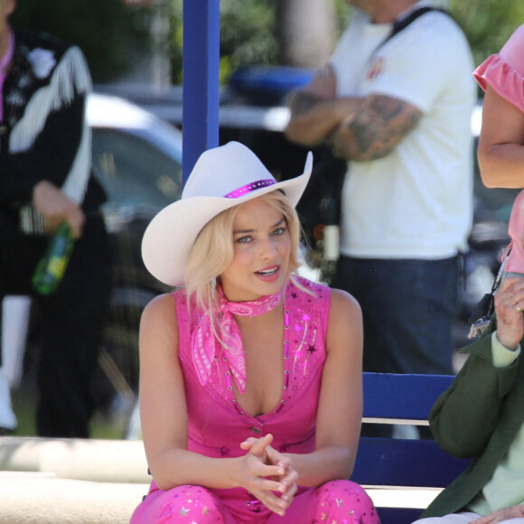 Ryan Gosling et Margot Robbie rejoints par son mari Tom Ackerley sur le tournage de "Barbie", le jour du 32 ème anniversaire de l'actrice à Los Angeles, le 2 juillet 2022. 