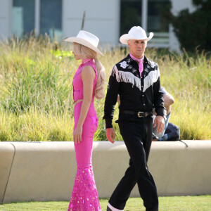 Ryan Gosling et Margot Robbie rejoints par son mari Tom Ackerley sur le tournage de "Barbie", le jour du 32 ème anniversaire de l'actrice à Los Angeles, le 2 juillet 2022. 