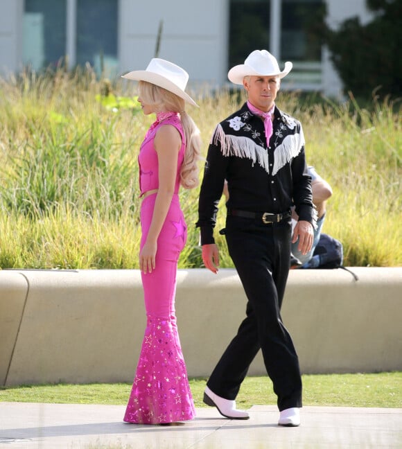 Ryan Gosling et Margot Robbie rejoints par son mari Tom Ackerley sur le tournage de "Barbie", le jour du 32 ème anniversaire de l'actrice à Los Angeles, le 2 juillet 2022. 