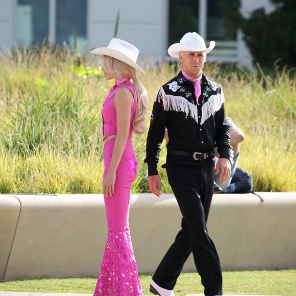 Ryan Gosling et Margot Robbie rejoints par son mari Tom Ackerley sur le tournage de "Barbie", le jour du 32 ème anniversaire de l'actrice à Los Angeles, le 2 juillet 2022. 
