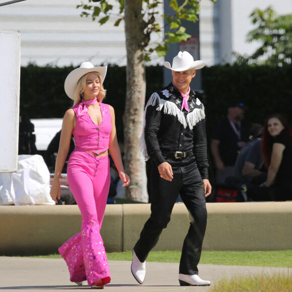 Ryan Gosling et Margot Robbie rejoints par son mari Tom Ackerley sur le tournage de "Barbie", le jour du 32 ème anniversaire de l'actrice à Los Angeles, le 2 juillet 2022. 
