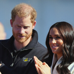 Le prince Harry et Meghan Markle assistent à la finale d'athlétisme, au deuxième jour des Invictus Games 2020 à La Haye, le 17 avril 2022. 