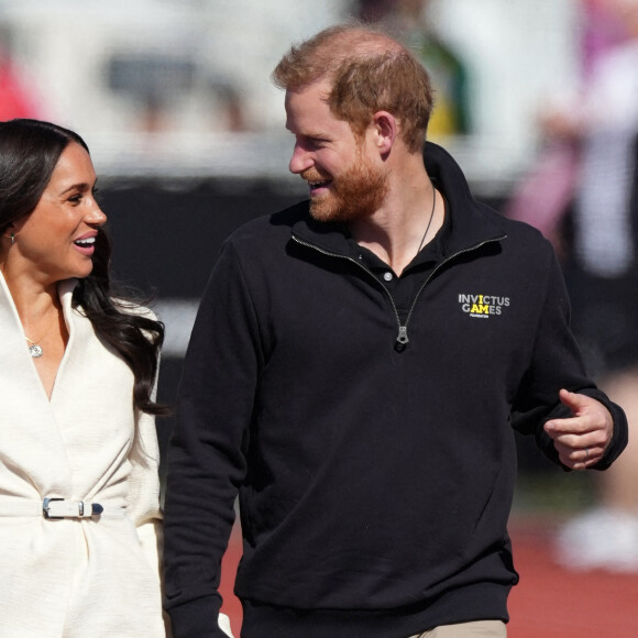 Le prince Harry et Meghan Markle assistent à la finale d'athlétisme, au deuxième jour des Invictus Games 2020 à La Haye, le 17 avril 2022. 