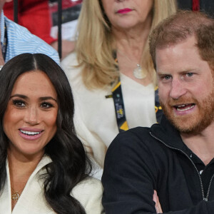 Le prince Harry et Meghan Markle assistent à la finale d'athlétisme, au deuxième jour des Invictus Games 2020 à La Haye, le 17 avril 2022. 