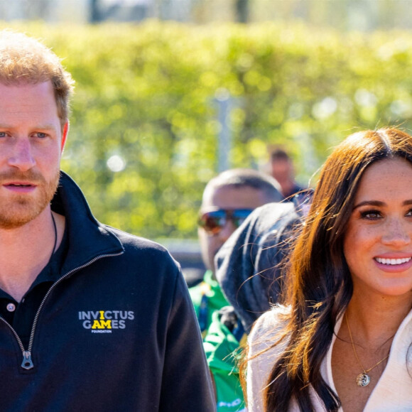 Le prince Harry et Meghan Markle assistent à la finale d'athlétisme, au deuxième jour des Invictus Games 2020 à La Haye, le 17 avril 2022. 