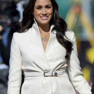 Le prince Harry et Meghan Markle assistent à la finale d'athlétisme, au deuxième jour des Invictus Games 2020 à La Haye, le 17 avril 2022. 