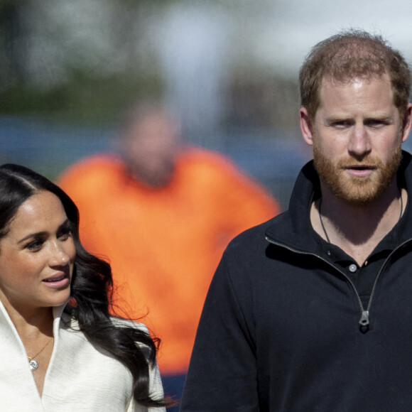 Le prince Harry et Meghan Markle assistent à la finale d'athlétisme, au deuxième jour des Invictus Games 2020 à La Haye, le 17 avril 2022. 