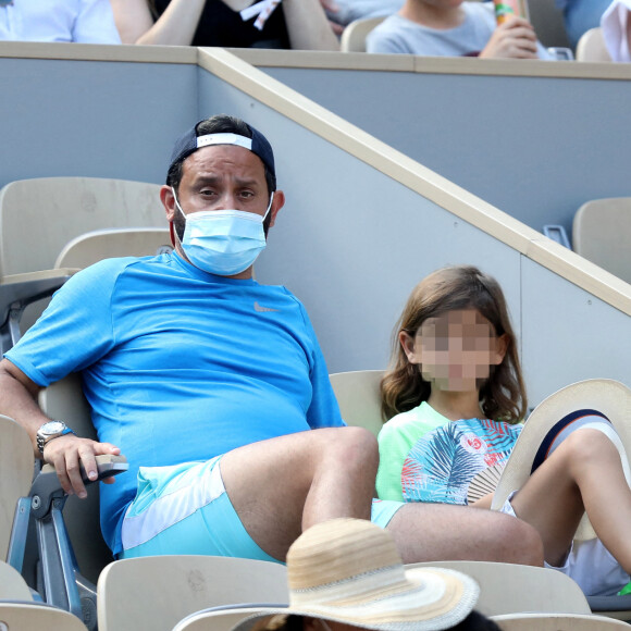 Cyril Hanouna et son fils Lino - People dans les tribunes des Internationaux de France de Tennis de Roland Garros à Paris. Le 9 juin 2021 © Dominique Jacovides / Bestimage