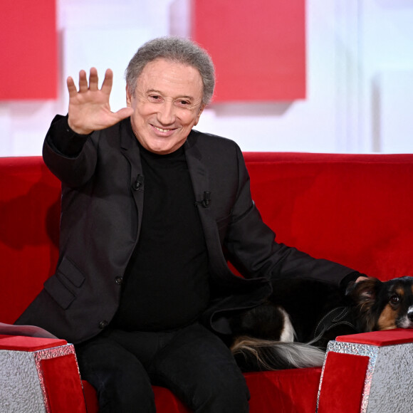 Exclusif - Michel Drucker et sa chienne Isia - Enregistrement de l'émission "Vivement Dimanche, spéciale M.Galabru", au Studio Gabriel à Paris, présentée par M.Drucker. © Guillaume Gaffiot / Bestimage