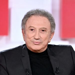 Exclusif - Michel Drucker et sa chienne Isia - Enregistrement de l'émission "Vivement Dimanche, spéciale M.Galabru", au Studio Gabriel à Paris, présentée par M.Drucker et diffusée le 22 janvier © Guillaume Gaffiot / Bestimage