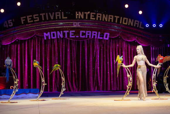 Elisa Cussadie et ses perroquets - 45ème Festival International du Cirque de Monte Carlo sous le chapiteau Fontvieille à Monaco le 20 janvier 2023. © Olivier Huitel/Pool/Bestimage 