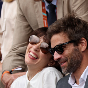 Nolwenn Leroy et son compagnon Arnaud Clément dans les tribunes lors des Internationaux de France de Tennis de Roland Garros 2022. Paris, le 5 juin 2022. © Dominique Jacovides/Bestimage 