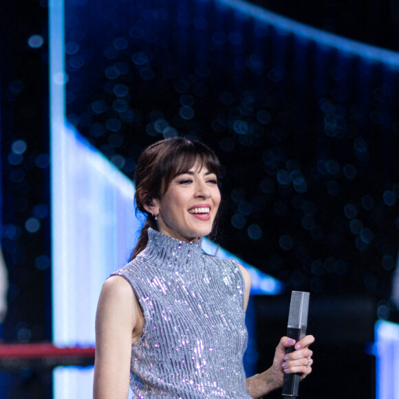 Exclusif - Nolwenn Leroy - Tournage de l'émission "La Fine Equipe de Pierre Palmade", diffusée le 25 juin sur France 2 © Cyril Moreau-Tiziano Da Silva / Bestimage France Télévisions lance une nouvelle création de divertissement, une soirée événement orchestrée par P.Palmade et ses amis. Lors de cette soirée mythique placée sous le signe de l'humour, de la comédie et de la musique, près de 45 artistes se réunissent autour de P.Palmade pour chanter, faire des sketchs, s'amuser, rire et vous faire rire comme à l'époque des grandes émissions de variétés où les stars venaient juste pour le plaisir. Ils ont tous accepté de jouer le jeu en venant participer à cette émission événementielle. Dans des décors conçus spécialement pour ce show, tous ces artistes joueront de nombreux sketchs écrits pour l'occasion par P.Palmade, le samedi 25 juin 2022 sur France 2 à 21.10. Ne ratez pas N.Baye en call-girl, M.Robin et P.Palmade dans la peau de " Laurel et Hardy " ou de " Marie-Antoinette et Louis XVI ", mais aussi C.Bouquet en " Joconde ", etc. Ces mêmes artistes reprendront également des sketchs célèbres (" Le Scrabble ", " L'après dîner "...) en formant à chaque fois des duos inédits. Aussi des artistes de variétés d'aujourd'hui rendront hommage aux stars de la chanson d'hier en s'échangeant leurs chansons dans des duos étonnants et improbables. Quand C.Willem chante " Le chat botté ", C.Goya, elle, reprend " Double jeu ", ou encore V.Niclo qui reprend " Vanina " " La fine équipe ", c'est le défi fou que s'est lancé P.Palmade avec ce casting d'exception. Générosité, partage, bonne humeur et complicité seront les maîtres mots de ce divertissement original. 