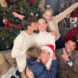 Elodie Gossuin avec ses enfants et son mari Bertrand Lacherie, à Noël